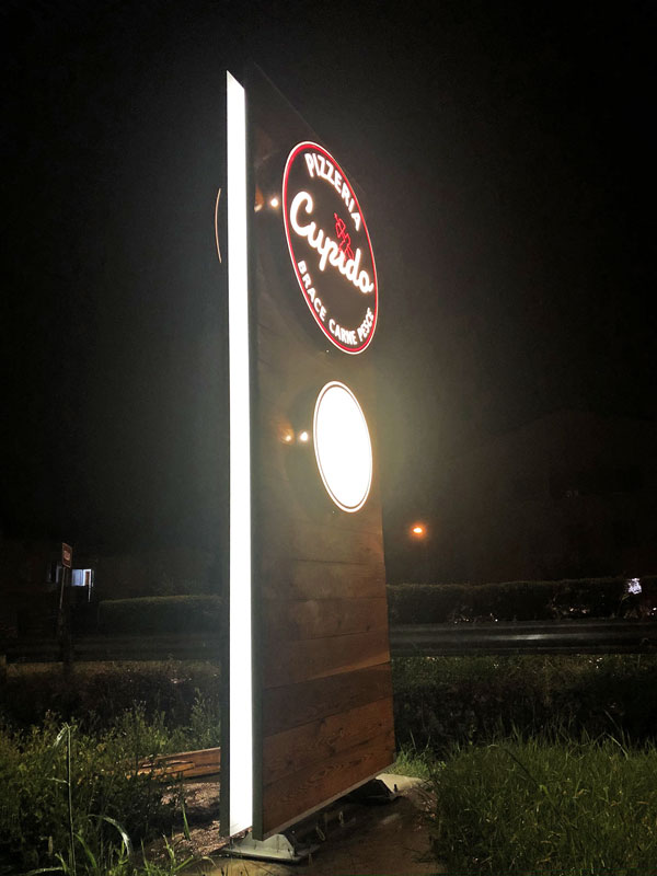 totem-aziendale-luminoso-in-legno-per-ristorante-cupido-reggio-emilia