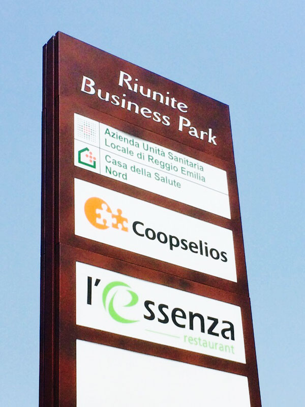 produzione-totem-luminosi-per-centri-commerciali-e-direzionali-bonetti-business-park