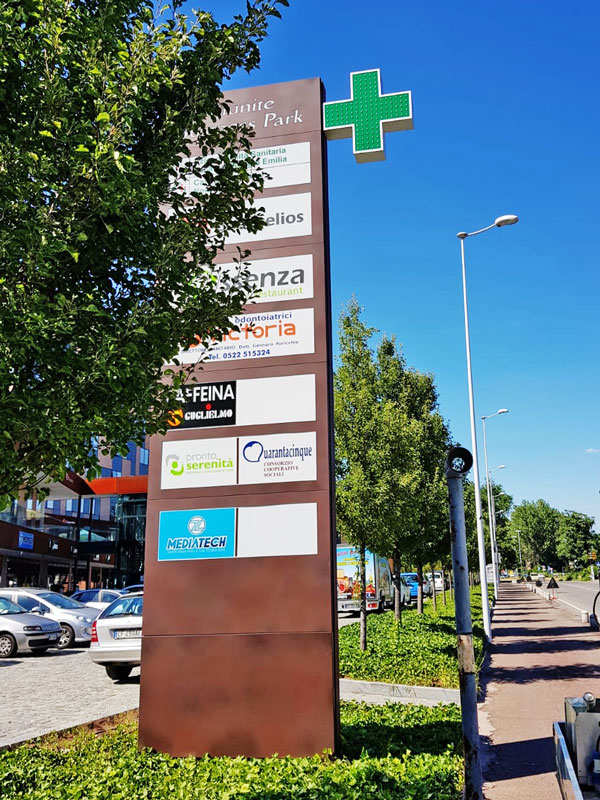 totem-luminoso-per-centri-direzionali-e-commerciali-business-park