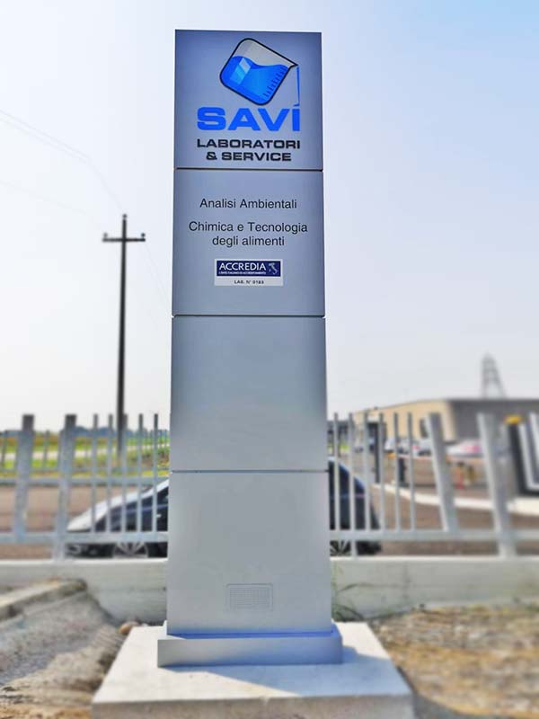 totem-aziendale-luminoso-savi-mantova