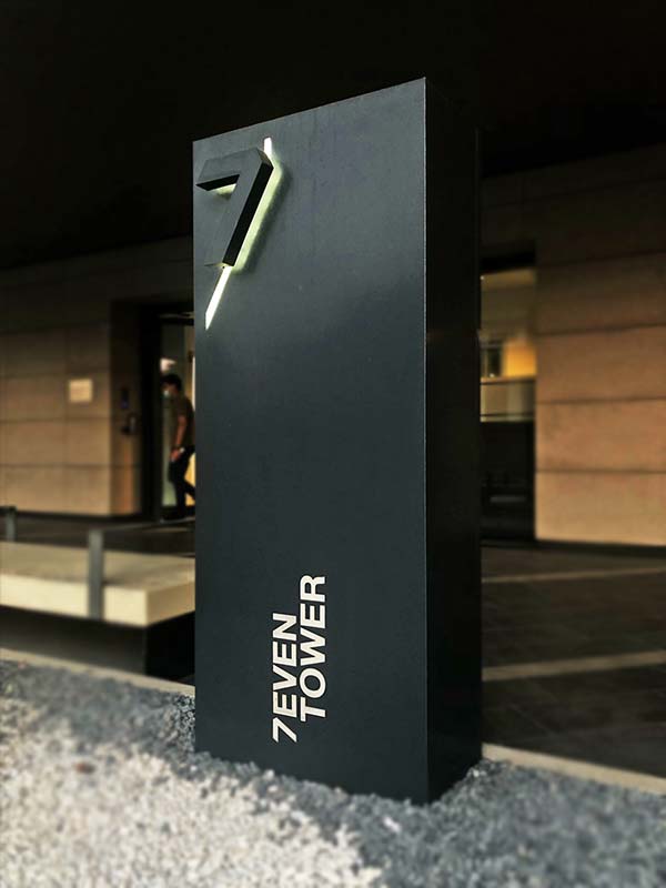 totem-design-per-direzionale-seven-tower