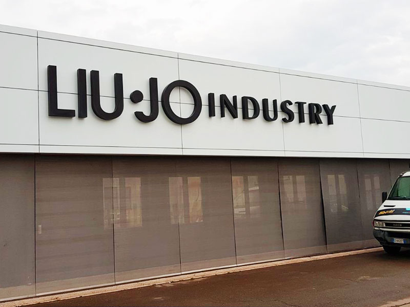 Installazione insegna luminosa grande formato Liu Jo Industry a Modena