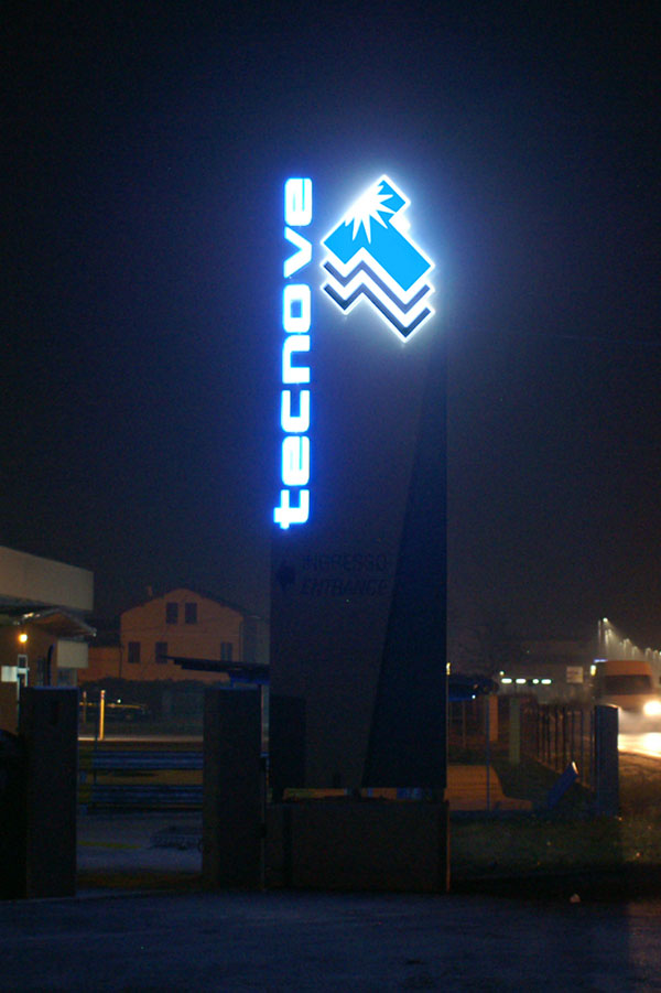 TOTEM-PUBBLICITARIO-LUMINOSO-TECNOVE-NOVELLARA-REGGIO-EMILIA-LED