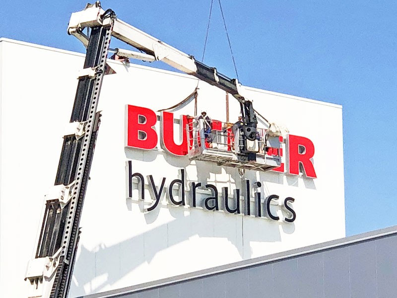 Installazione insegna luminosa grande formato Bucher Hydraulics a Reggio Emilia
