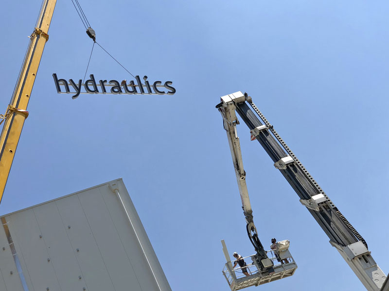 Installazione insegna da esterno Bucher Hydraulics a Reggio Emilia