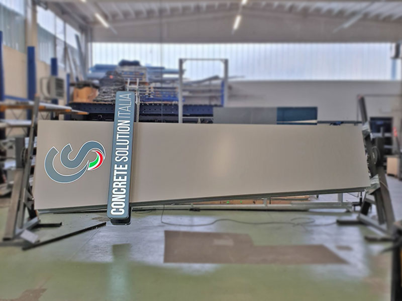 totem-a-led-personalizzato-concrete-solution-mantova