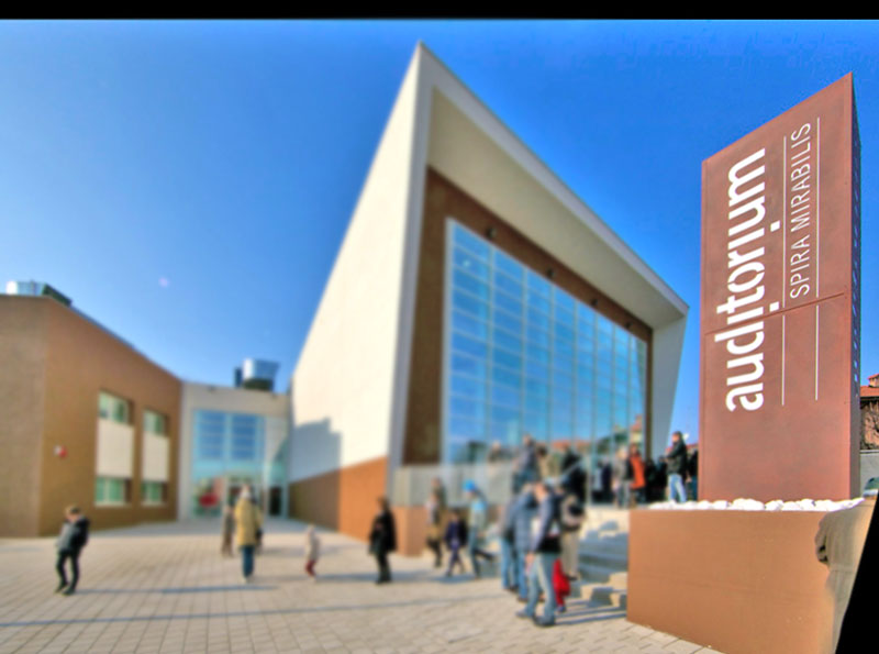 totem-in-acciaio-corten-auditorium-formigine-modena