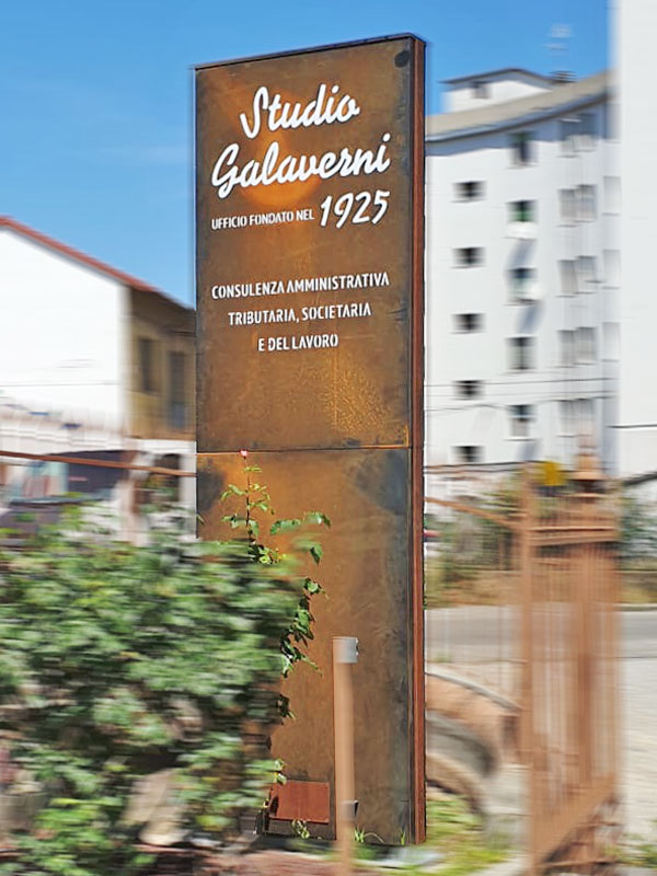 totem-luminoso-in-corten-studio-galaverni-reggio-emilia