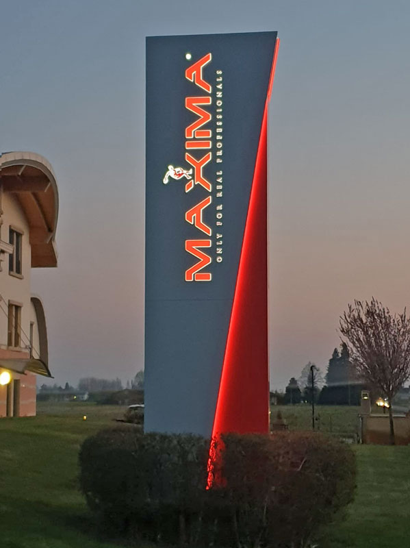 bonetti realizza totem design per maxima spa poviglio