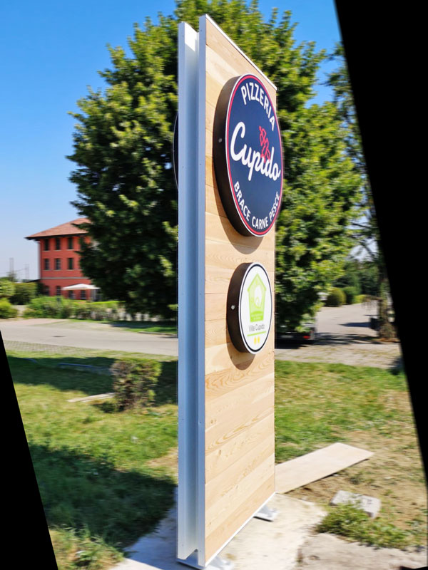 totem luminoso in legno ristorante cupido reggio emilia