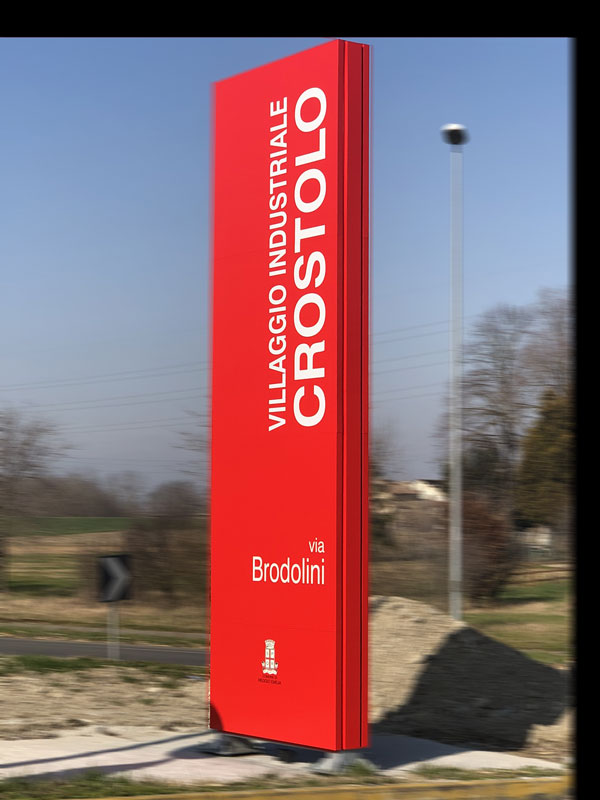 totem-per-aziende-villaggio-crostolo-reggio-emilia