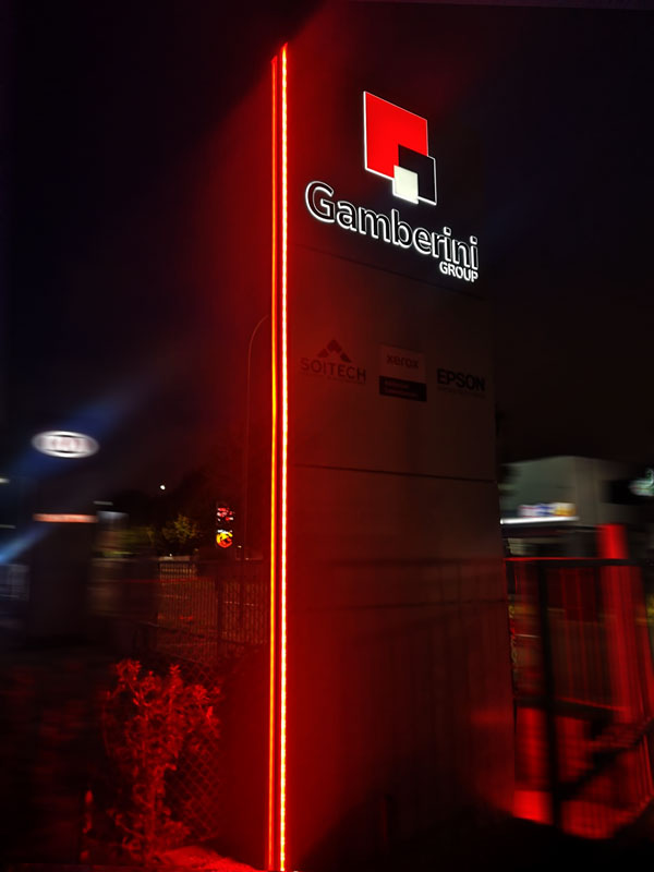 totem-pubblicitario-luminoso-gamberini-group-bologna