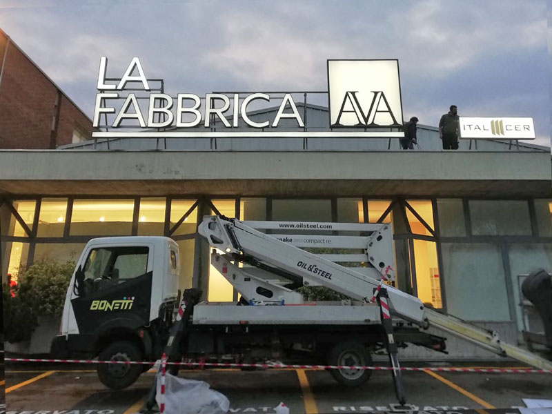 installazione-insegna-luminosa-a-lettere-scatolari-per-ditte-ceramiche