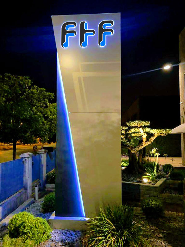 Totem aziendale luminoso Ftf