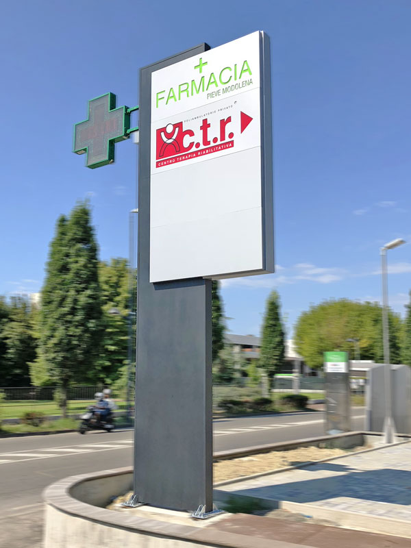 totem-con-croce-farmacia-poppi-reggio-emilia