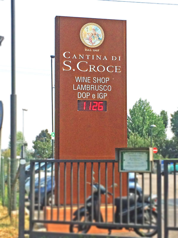 totem-in-acciaio-corten-cantina-santa-croce-carpi-modena