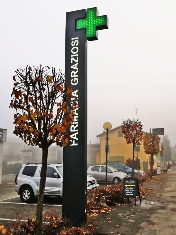 totem-luminoso-realizzato-da-bonetti-pubblicita-per-farmacia-graziosi-reggio-emilia