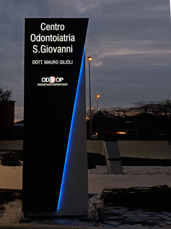 totem-pubblicitario-luminoso-centro-odontoiatrico-san-giovanni-soliera-modena