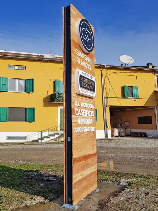 totem-luminoso-in-legno-realizzato-da-bonetti-pubblicita per azienda agricola giansanti