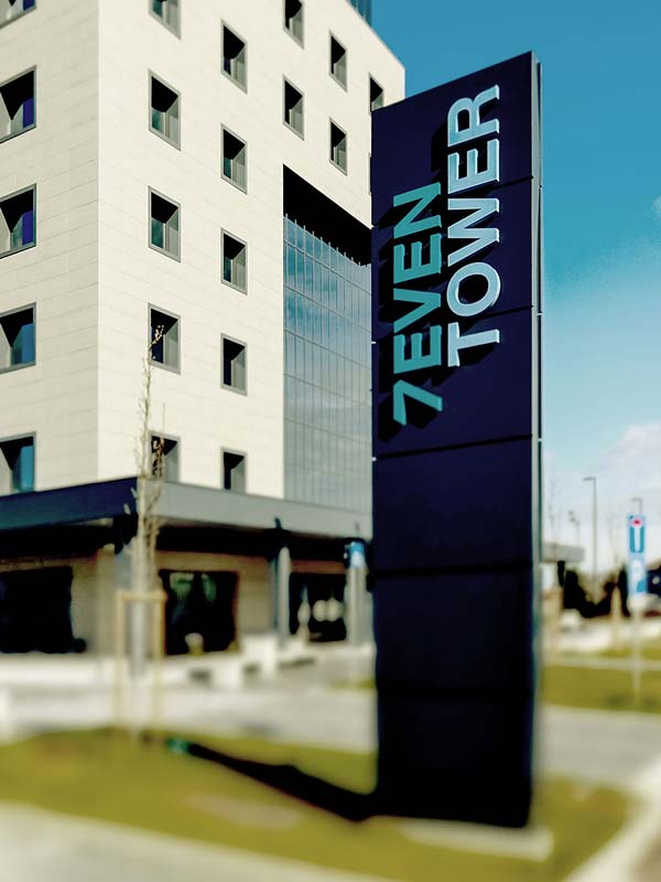 totem-luminoso-con-logo-scatolare-centro-direzionale-seven-tower