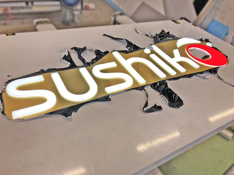 insegna-dibond-oro-traforato-sushiko-brescia