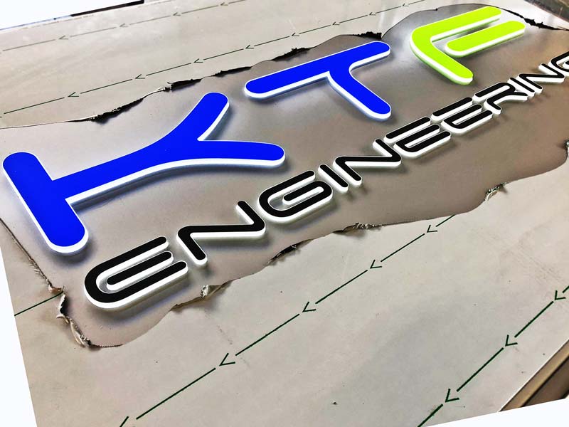 logo-in-plexi-a-rilievo-totem-ktf-engineering-a-mantova-bonetti