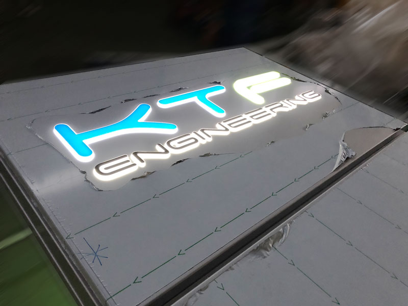 particolare-luminoso-logo-in-plexi-a-rilievo-kft-engineering