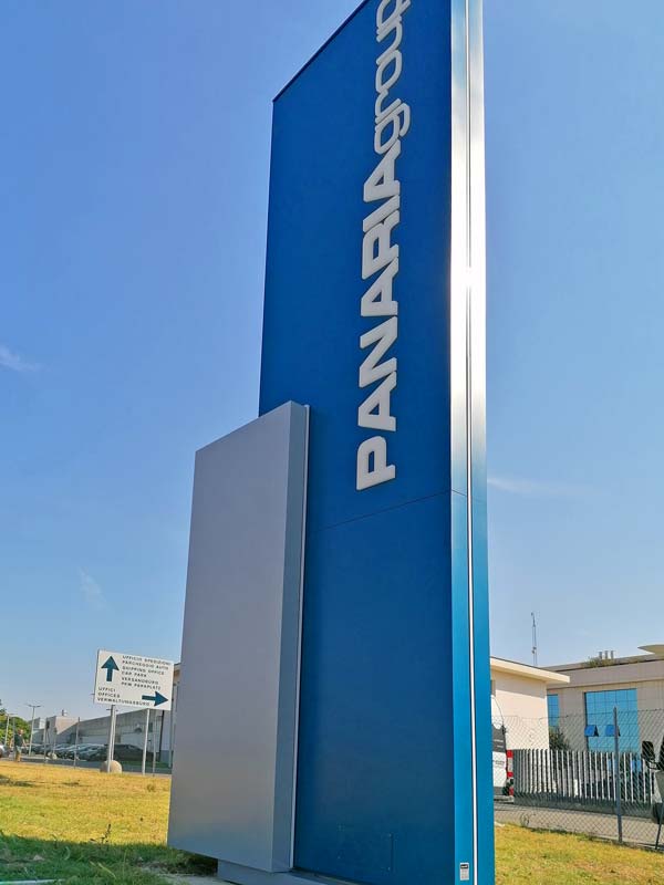 totem-aziendale-luminoso-design-panaria-group-sassuolo-maranello-fiorano-modena