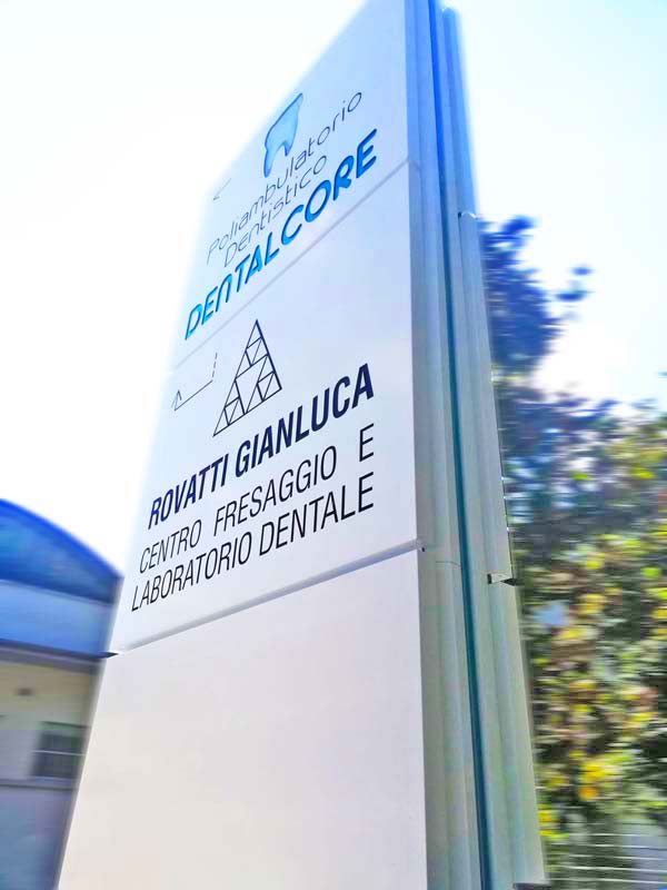 totem luminoso aziendale dentalcore bologna