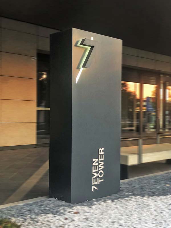 totem-luminoso-per-centro-direzionale-seven-tower-reggio-emilia