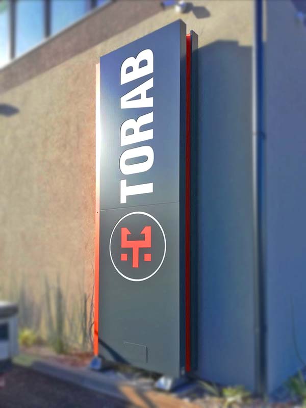 totem-pubblicitario-luminoso-bonetti-per-torab-verona