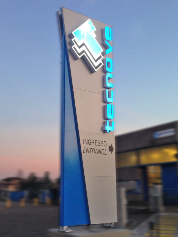 TOTEM-PUBBLICITARIO-LUMINOSO-TECNOVE-NOVELLARA-REGGIO-EMILIA