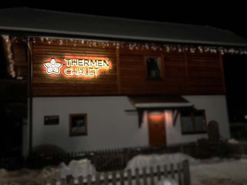 insegna-a-lettere-scatolate-in-corten-retroilluminata-thermen-chalet-austria