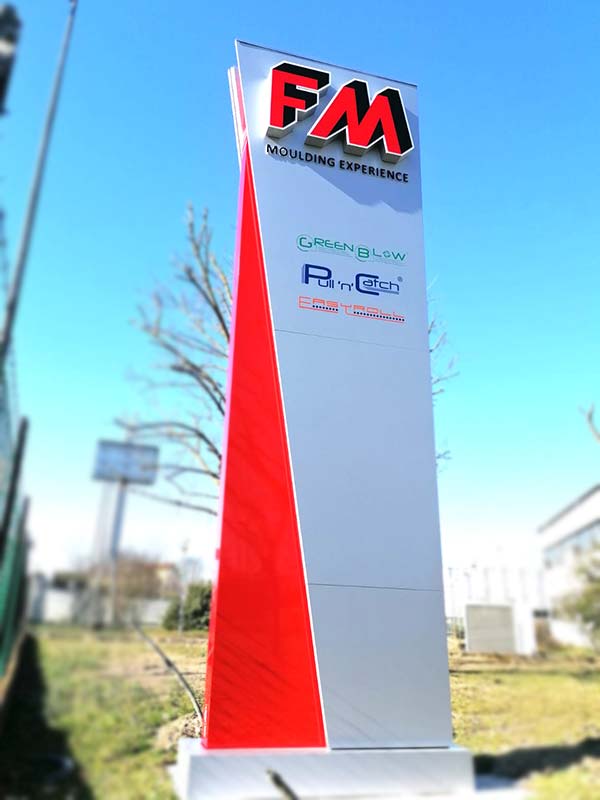 totem-luminoso-aziendale-fm-correggio