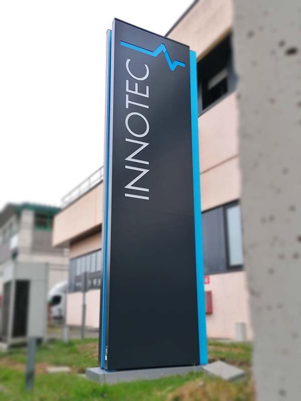 totem-aziendale-pubblicitario-a-led-innotec-san-donato-milano