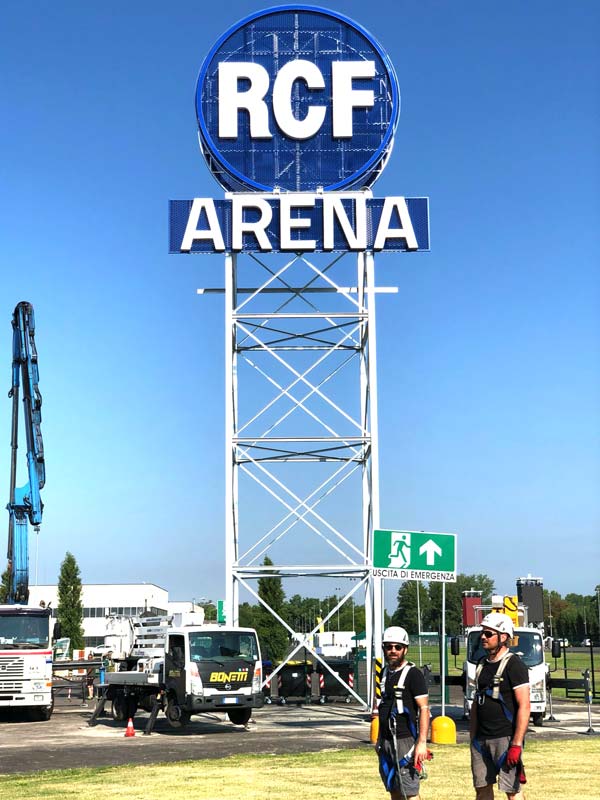 Insegna luminosa grande formato su fondo in lamiera stirata RCF Reggio Emilia