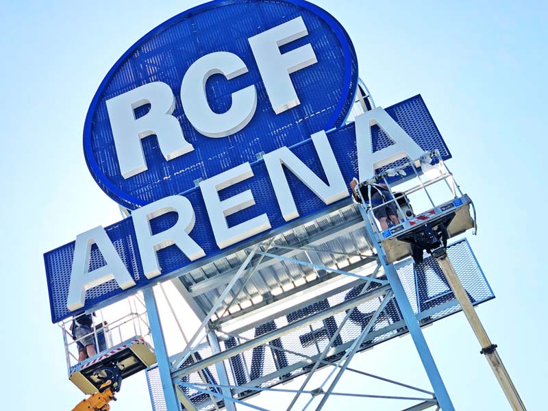 insegna-su-lamiera-stirata-rcf-arena-reggio-emilia
