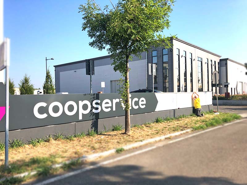 Insegna luminosa aziendale Coopservice a Reggio Emilia