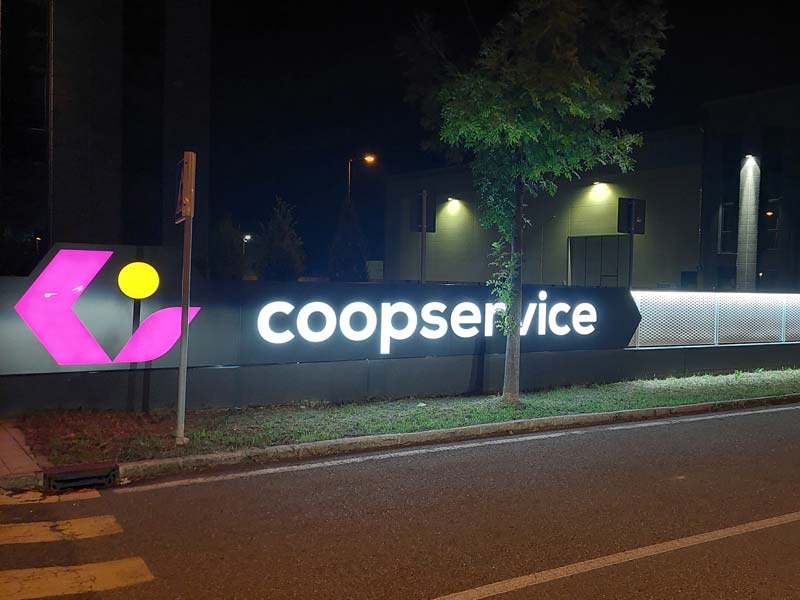 Insegna luminosa traforata Coopservice a Reggio Emilia