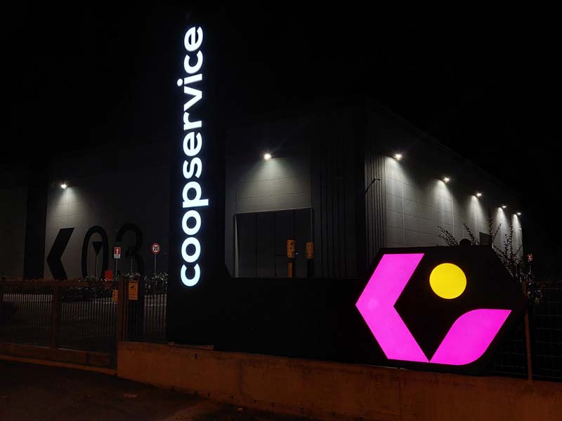 Grande insegna luminosa Coopservice a Reggio Emilia