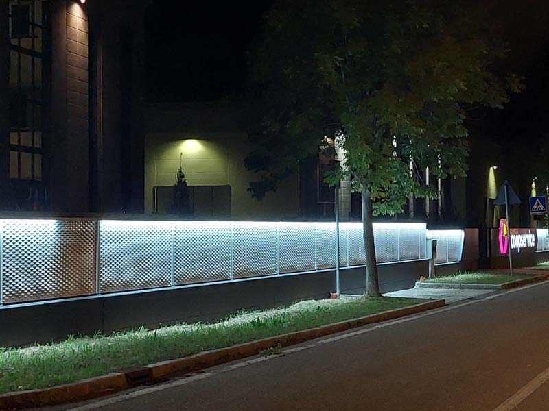 recinzione-luminosa-lamiera-stirata-design-coopservice