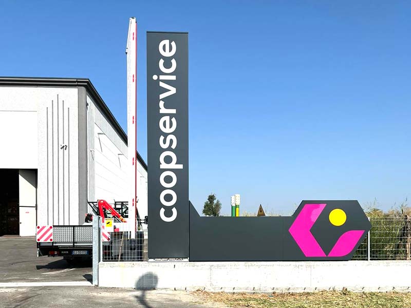 Totem luminoso a led Coopservice a Reggio Emilia