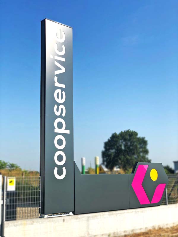 Totem aziendale luminoso Coopservice a Reggio Emilia