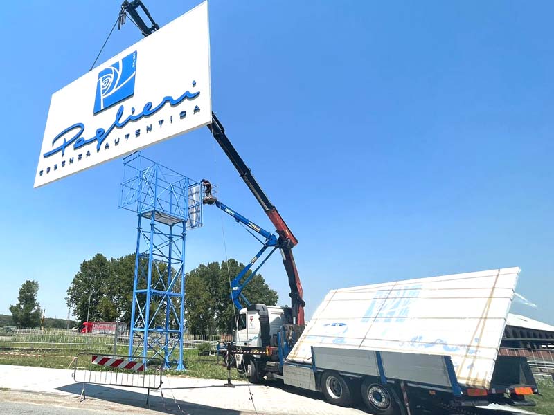 Installazione insegna luminosa grande formato Paglieri ad Alessandria