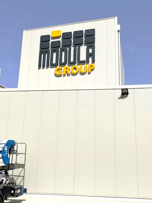 Insegna luminosa scatolata retroilluminata in alluminio Modula Group a Bologna