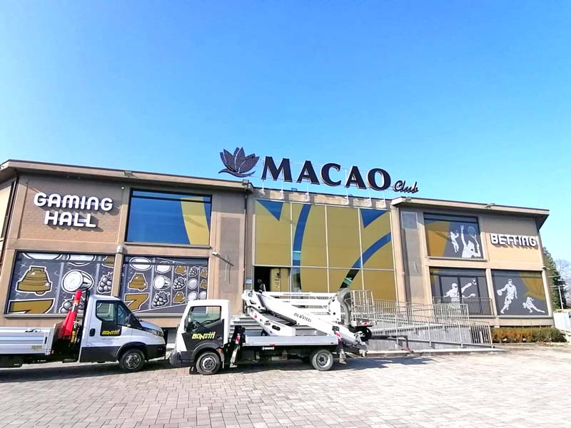 Installazione insegna scatolare led Macao a Reggio Emilia