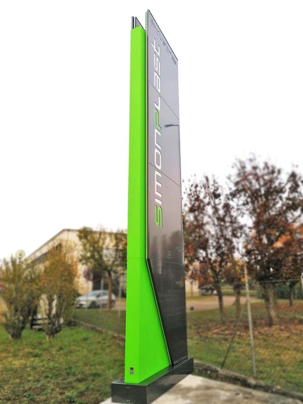 Totem pubblicitario per esterni Simon Plast a Reggio Emilia