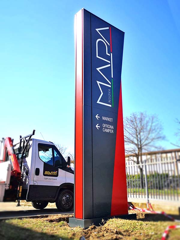 Installazione totem pubblicitario luminoso Nuova Mapa a Bologna