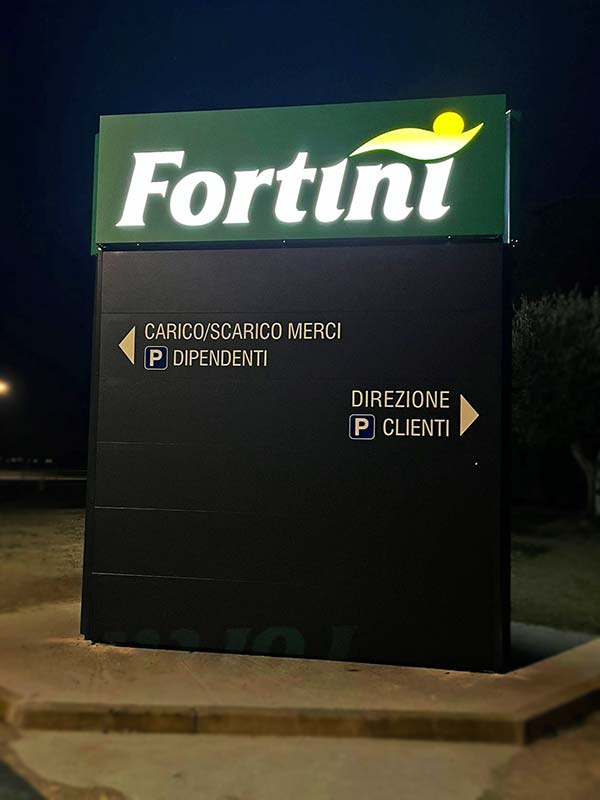 Totem retroilluminato a led Fortini Ortofrutticoli a Bologna