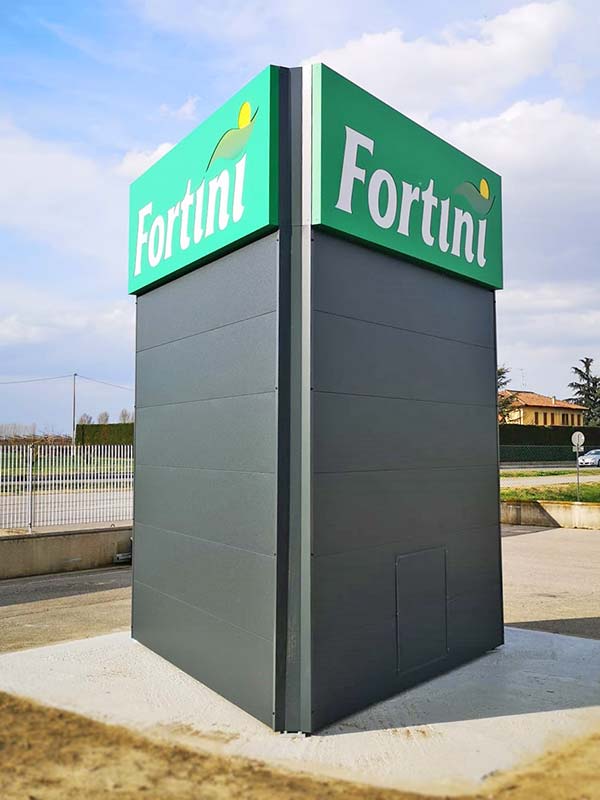 Totem pubblicitario trifacciale Fortini Ortofrutticoli a Bologna